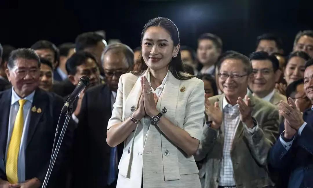 为啥这么着急呢？佩通坦录音泄露事件后，执政联盟里的自豪泰党直接退群，还带走了八位