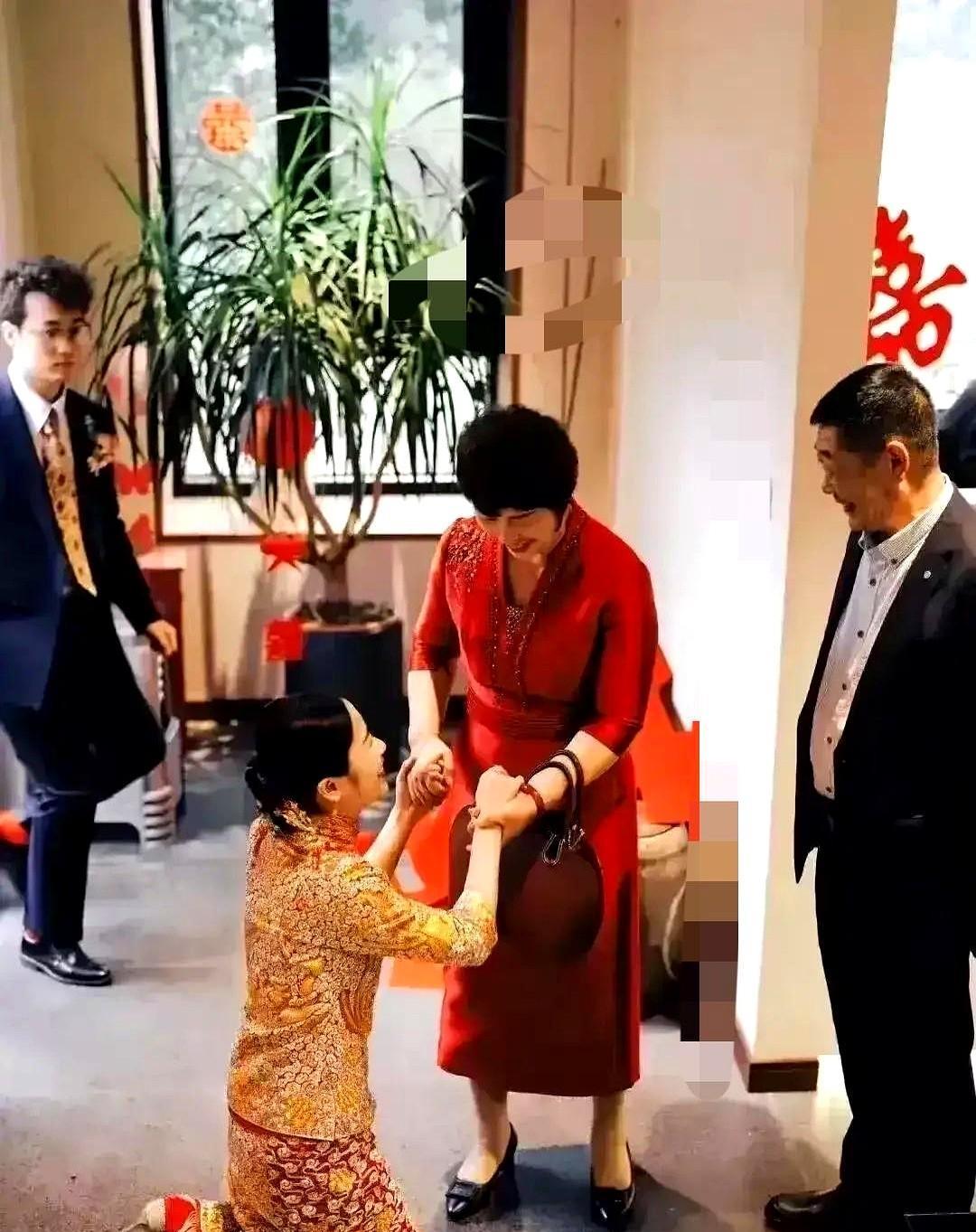 陕西，一婚礼现场，26岁的新娘，要给父母行跪拜礼时，谁料，他突然拨开人群，只见他
