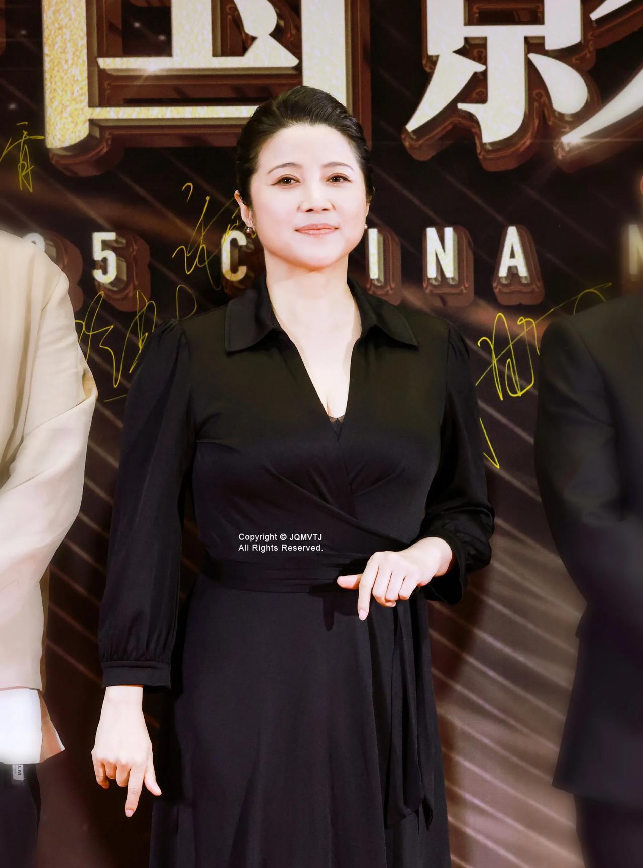 不愧是孔子徒弟的后人，她就是没啥野心，要不然早超越了巩俐，成为国际巨星了。她怎么