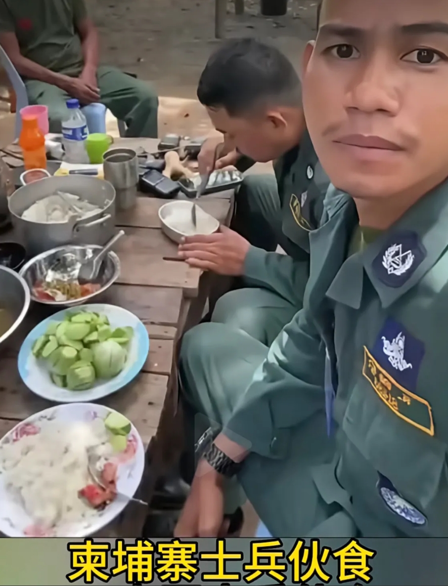 柬泰冲突，我们不看双方武器优劣，也不看两个国家的士兵多寡，只要比较一下柬埔寨前首