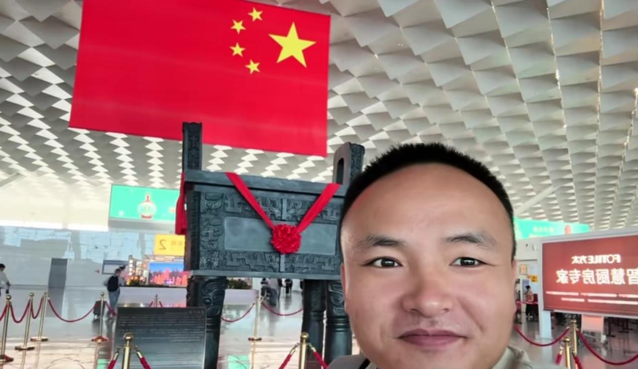 网络主播小胖墩，
这几天处于无限郁闷中，
粉丝已连着两个月不上涨了，第一闷！
直