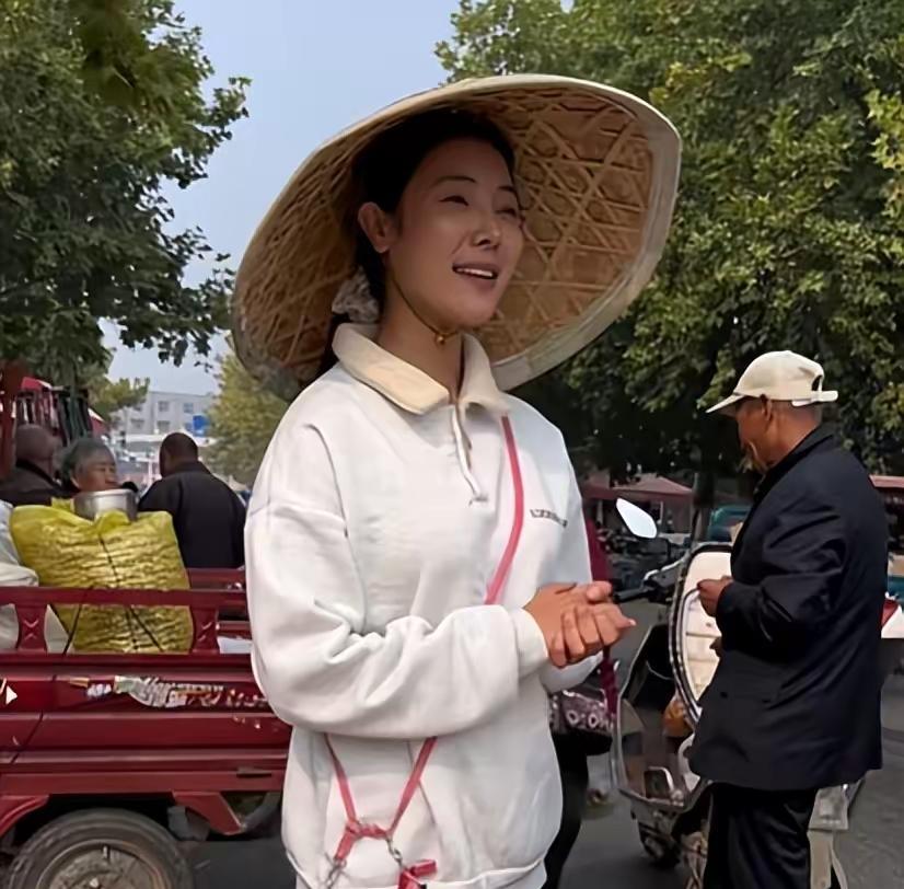 河南“卖菜西施”走红后被扒，双亲残缺叔叔丧妻，靠她撑起这个家。明明长相非常的靓丽