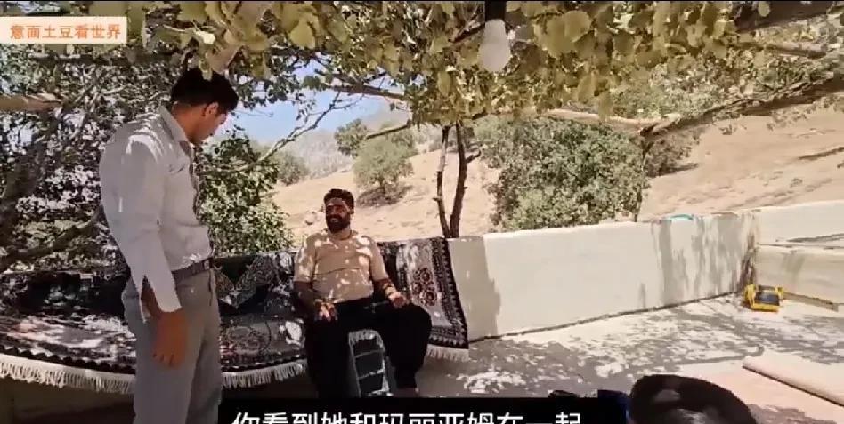 哈桑领着孩子们浩浩荡荡的耀武扬威的走进了阿克巴小卖店。
       再哄得阿瑟