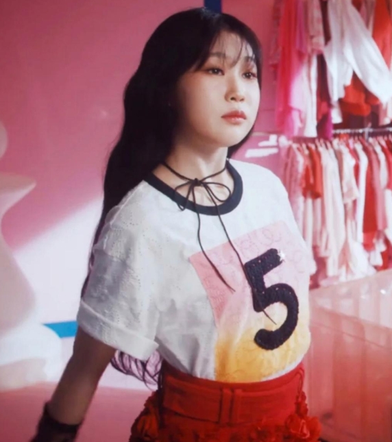 小沈阳的女儿沈佳润在韩国出道，首次登上韩国打歌舞台，并发布单曲MV，MV里短短3