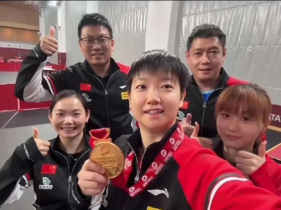 莎莎小分队上线了，夺冠后的莎莎和两个陪练一起庆祝！
莎莎是个懂得感恩的姑娘，她知