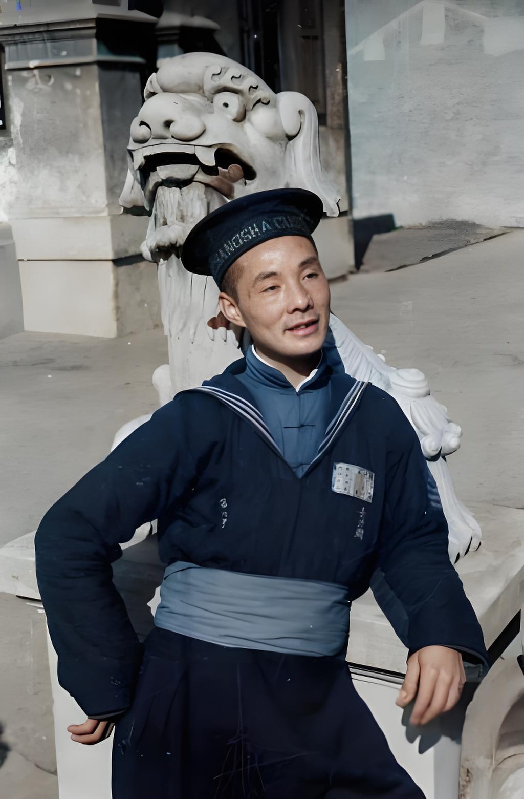 1942年长沙的这张照片，男子身着“CHANGSHA CUSTOMS”标识制服，