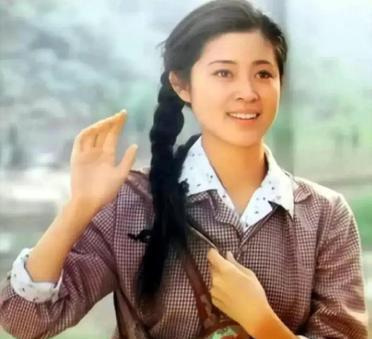 当老人说起倪萍年轻时的颜值无人可匹敌时，现在很多年轻人都不以为然。现在，倪萍已6