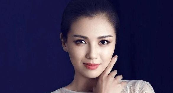 “国民媳妇”刘涛有一段不愿提及的往事，结婚十周年时被问起，刘涛泪流满面直言：没想
