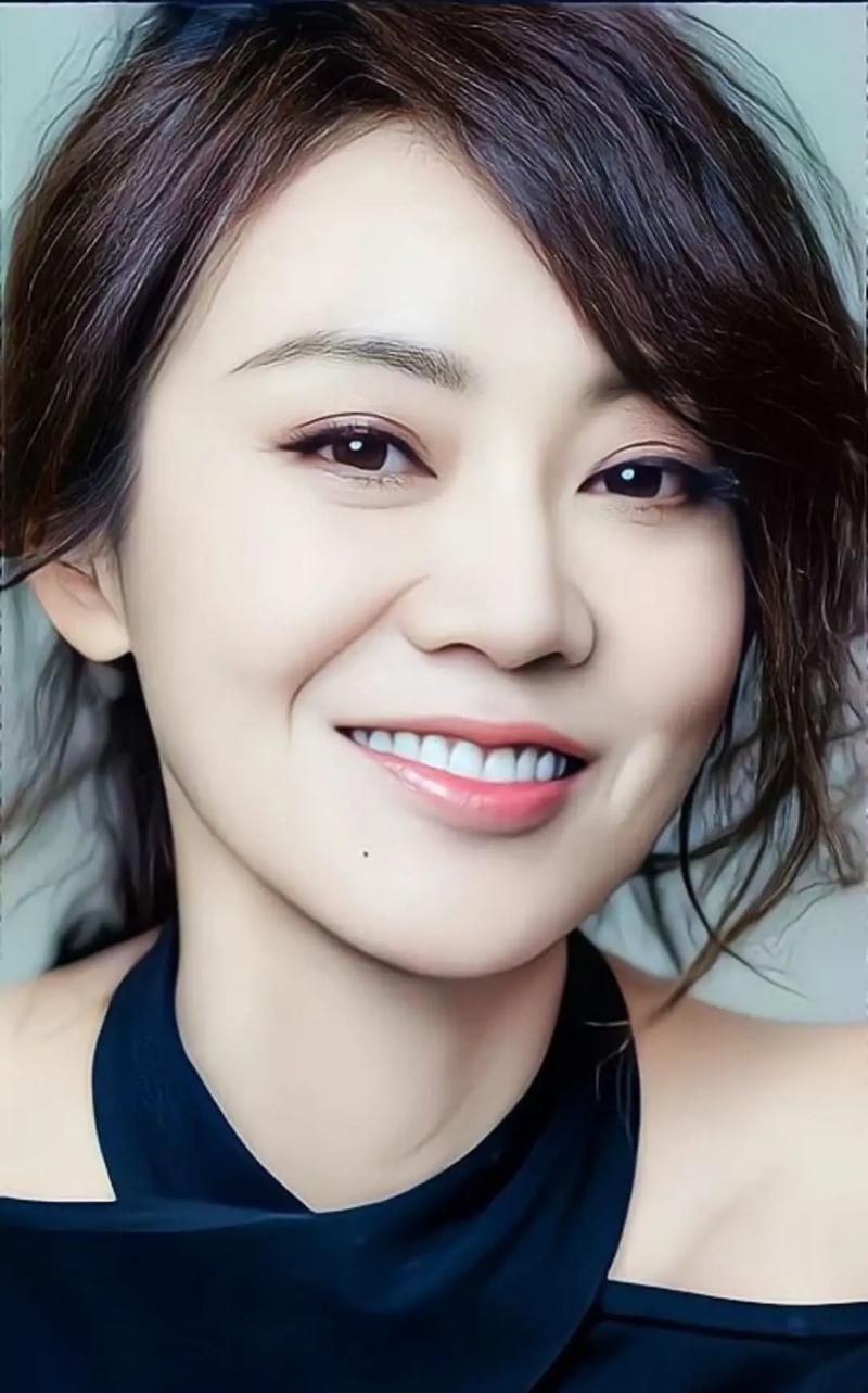 2004年，闫妮的老公邹伟提出离婚，闫妮看着年幼的孩子，心里万分不舍，便哭着挽留