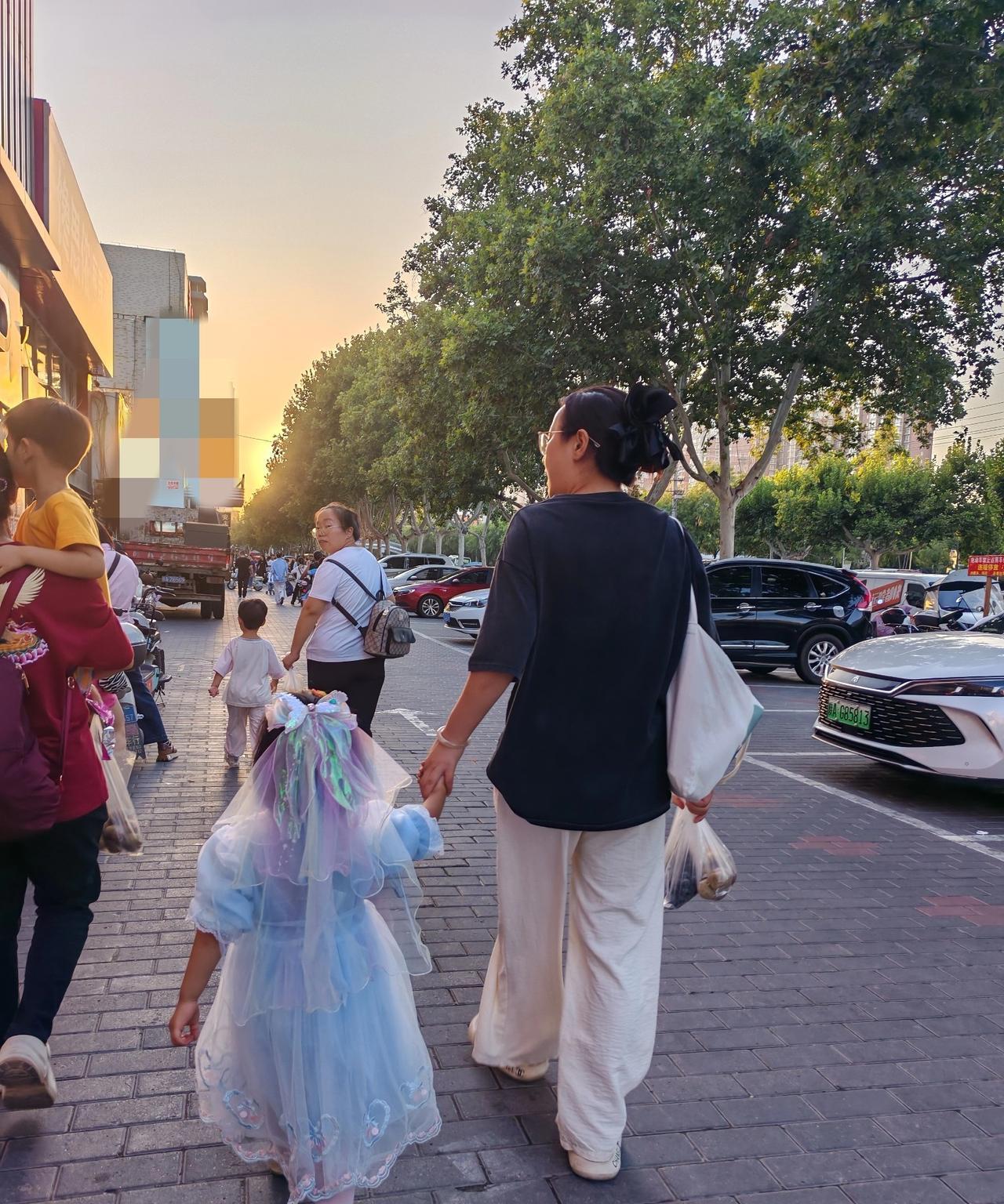 男女真不是跟谁生活都一样。
我有个邻居小王兄弟长相普通，以前在华为上班，收入很高