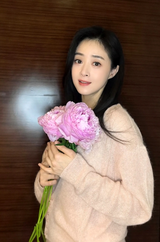 《小巷人家》剧组好在听劝，给蒋欣报了女配，争女配才有机会，报女主蒋欣绝对炮灰了。