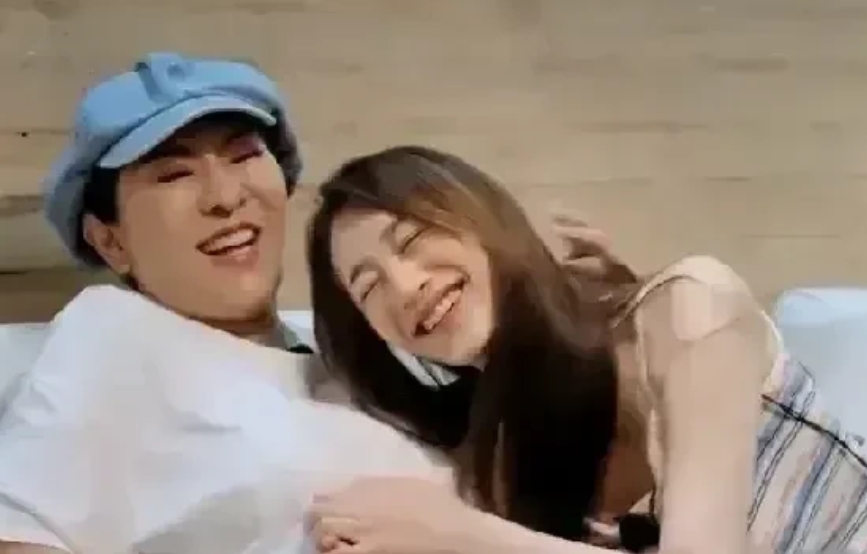 在《一路繁花》里，李小冉的表现太引人注目啦！她堪称“贴贴狂魔”，对喜欢的人热情似