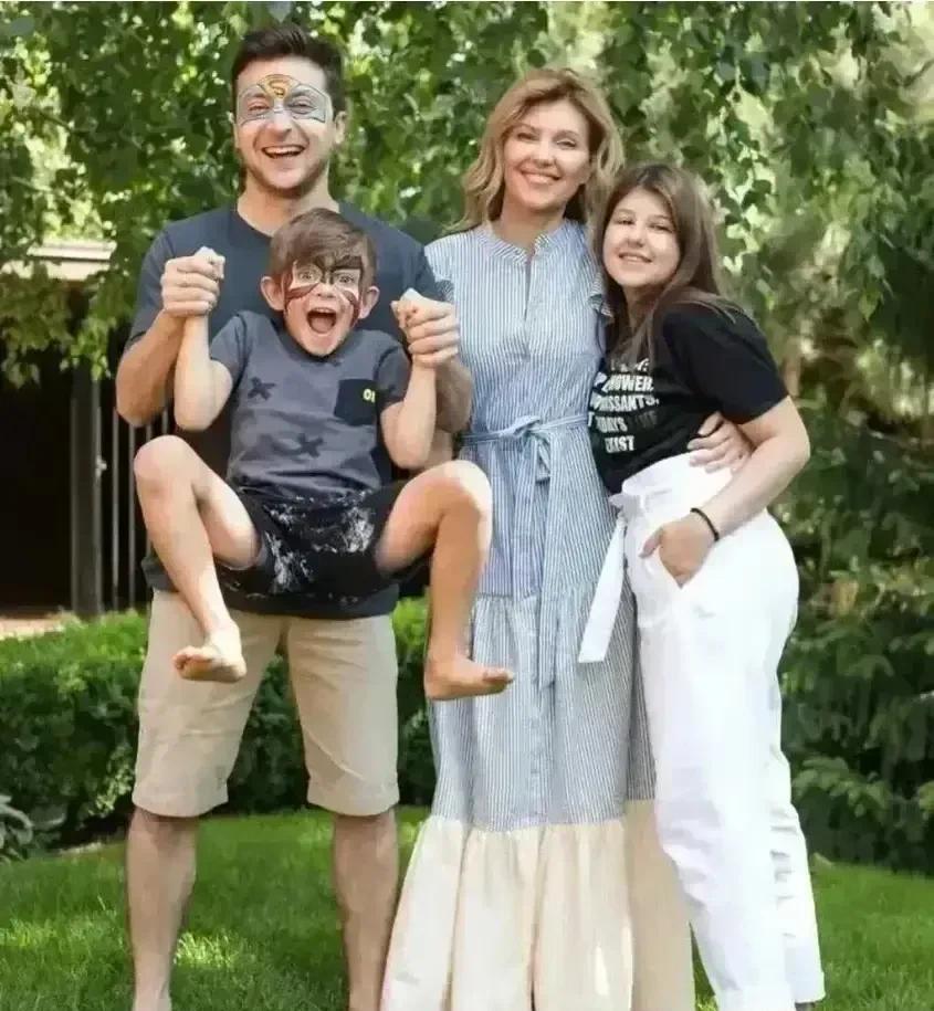 战争之前，泽连斯基一家多么幸福快乐呀，儿女双全，老婆漂亮，夫复何求？
如今，泽连