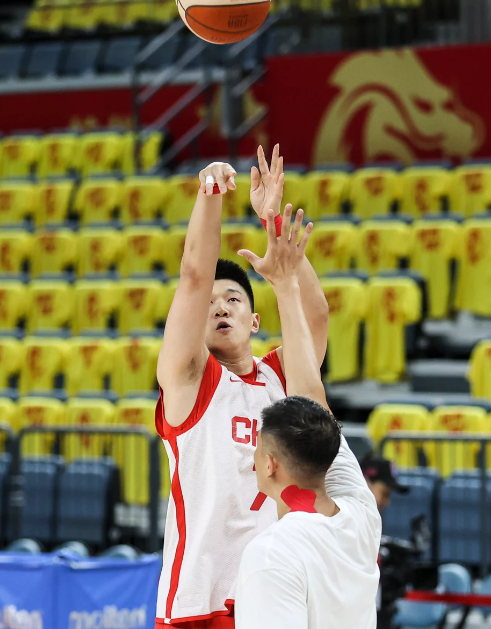 看看大雷子有没有机会出场！

7月24-15日，中国男篮今夏终于在球迷面前现身，