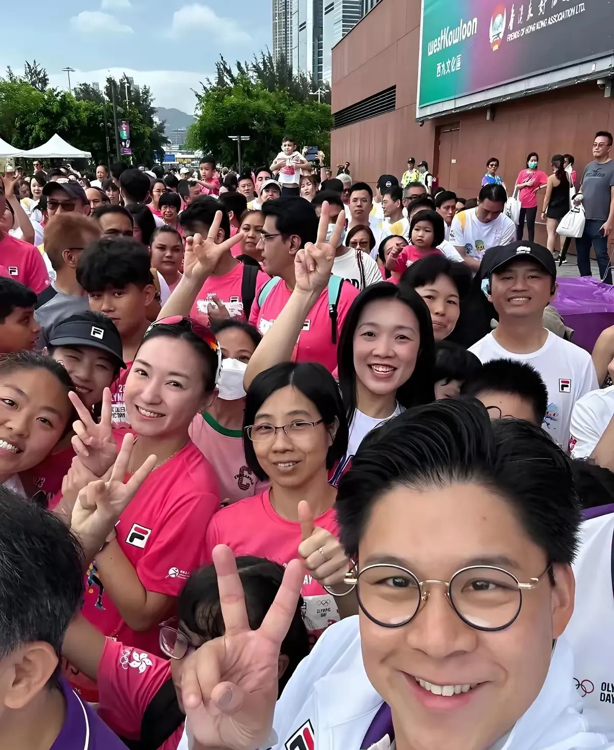霍李两家安保差异











你敢信？一个是保镖环绕，一个是平民出行，