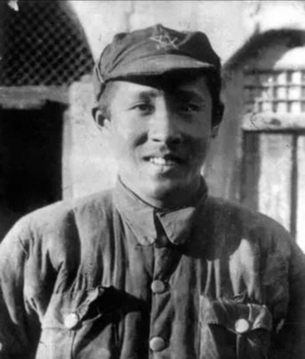 1936年冬，廖承志长征到达陕北，为向母亲何香凝报平安，特意拍了一张军装照寄给母
