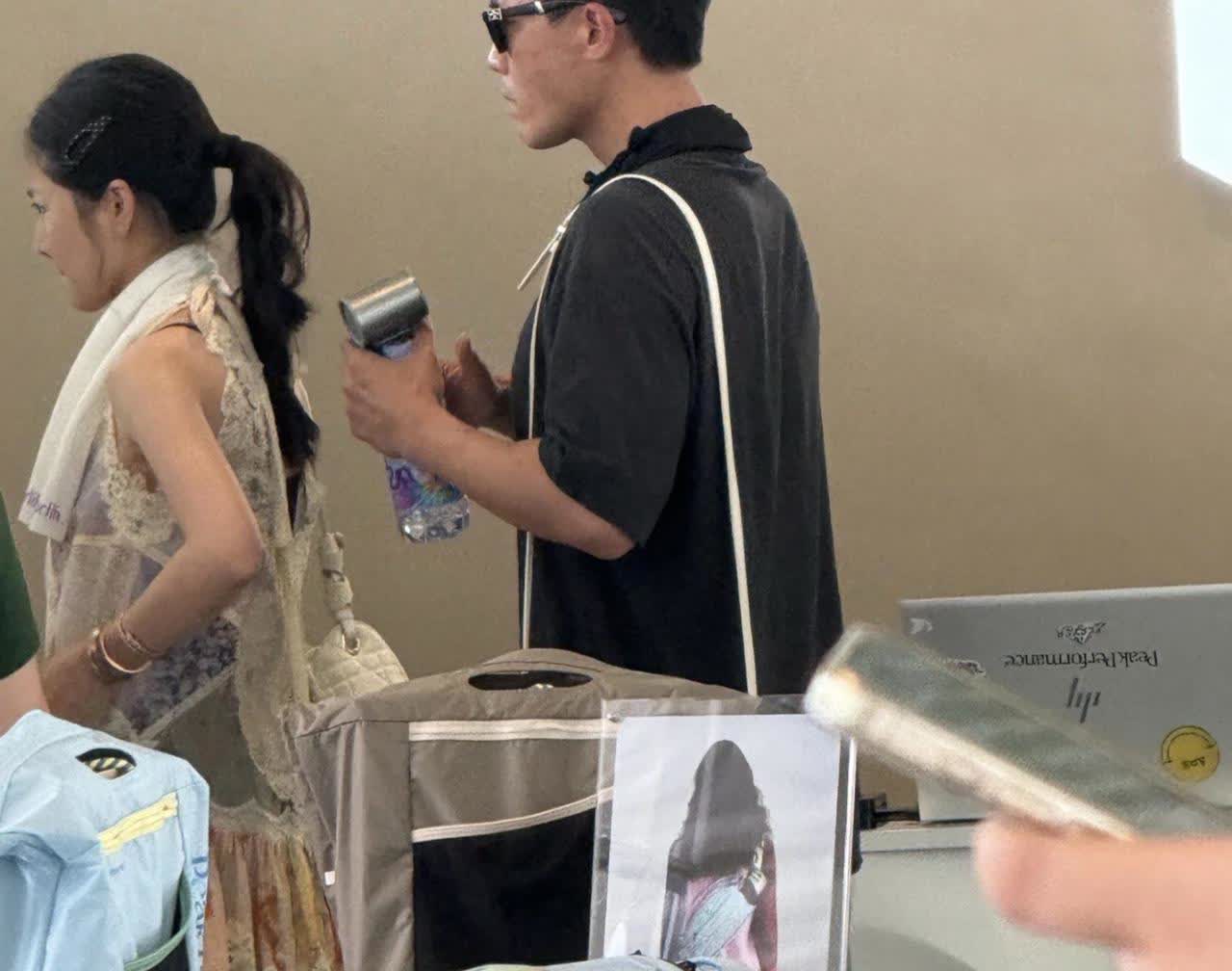 阿那亚偶遇杜淳王灿夫妇！王灿被夸脸小皮肤白，本人很温柔，夫妻俩带娃阿那亚过暑假，