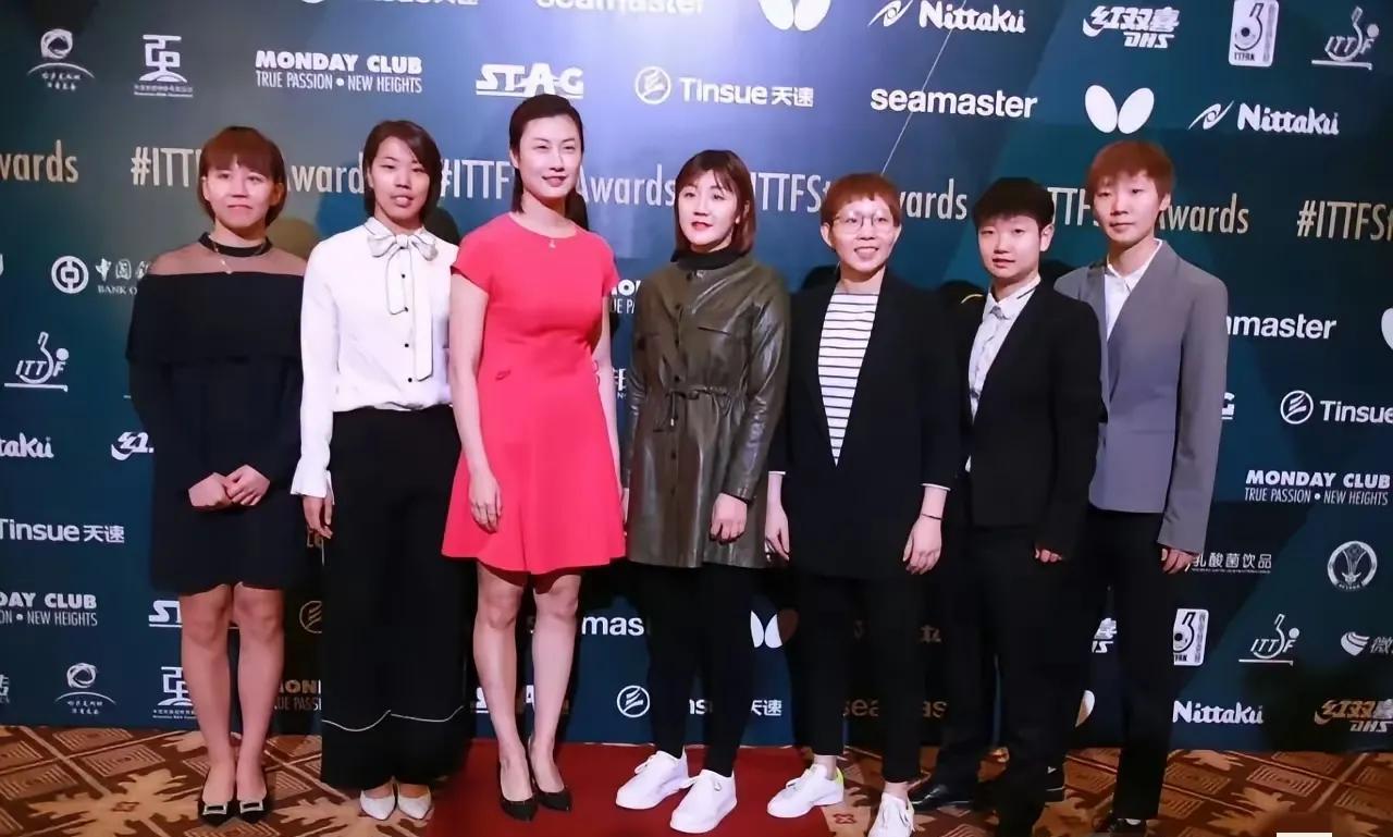 孙颖莎王曼昱这小西装穿的真笔挺，小皮鞋擦的直反光，真的也蛮好看的！
现在的莎莎不