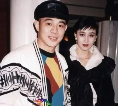 李连杰住院，利智成了被聊的话题。因为，大家都在关心病床前照顾李连杰的那个人是谁。