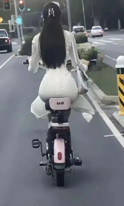 我要不要按个喇叭提醒她一下