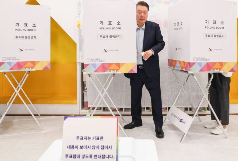 韩国即将选出新总统，全体韩国人都在庆幸，还好没让尹锡悦干满五年，否则韩国将“万劫