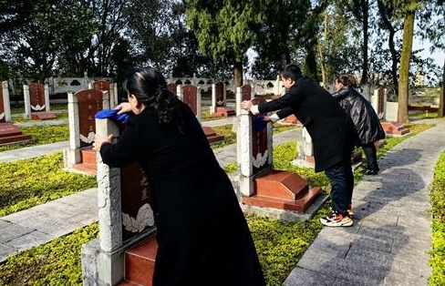 公墓只能使用20年，如果子孙不续费，会如何处理？