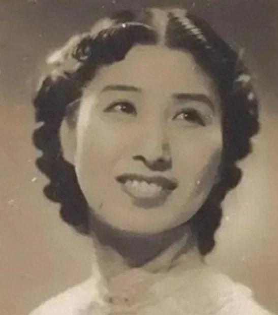 1940年深夜，郑苹如悄悄被押到小树林，特务看着她长得太漂亮了，实在是不舍得开枪