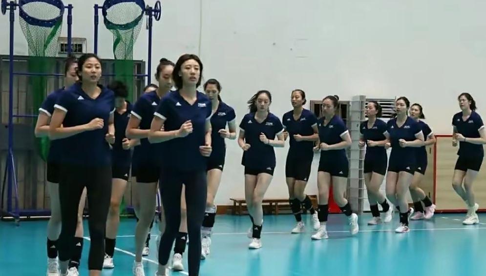 这道题，恐怕没有人能答对？
李盈莹，王梦洁跑在排尾
王媛媛，高意则站在排头
张籽
