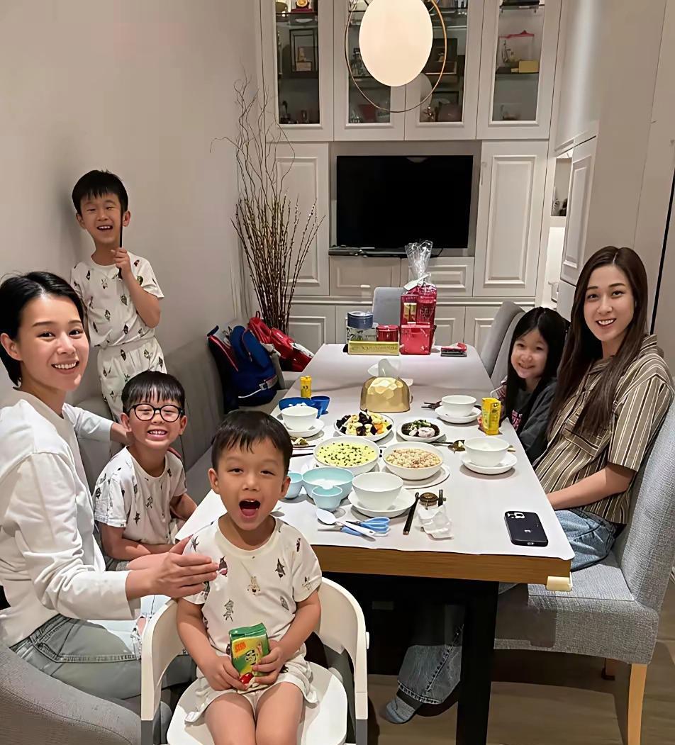 钟嘉欣带女儿去胡杏儿家聚会，热闹又温馨！两人同年结婚同生三娃，这才是志同道合的好