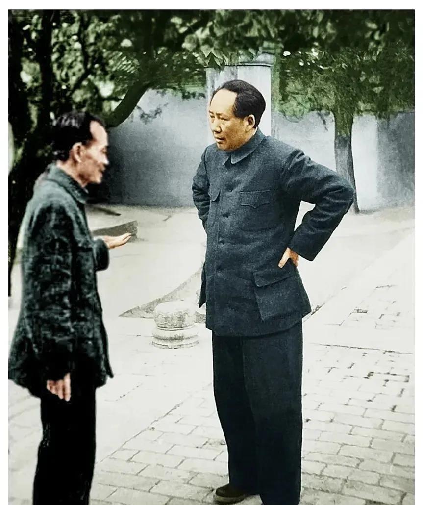 1949年4月，毛主席和胡乔木在北京香山谈话的照片。