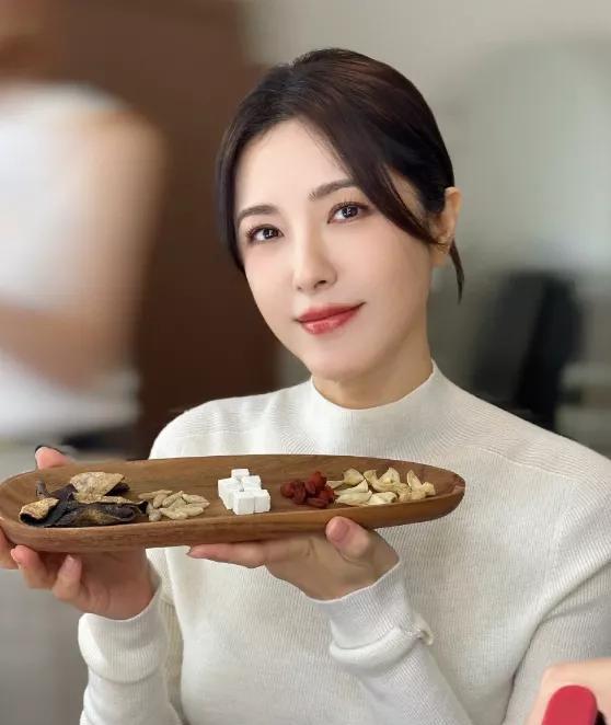 现在最后悔的应该就是曾黎了。
粉丝礼物倒卖事件过去一段时间了。
本来以为大家已经