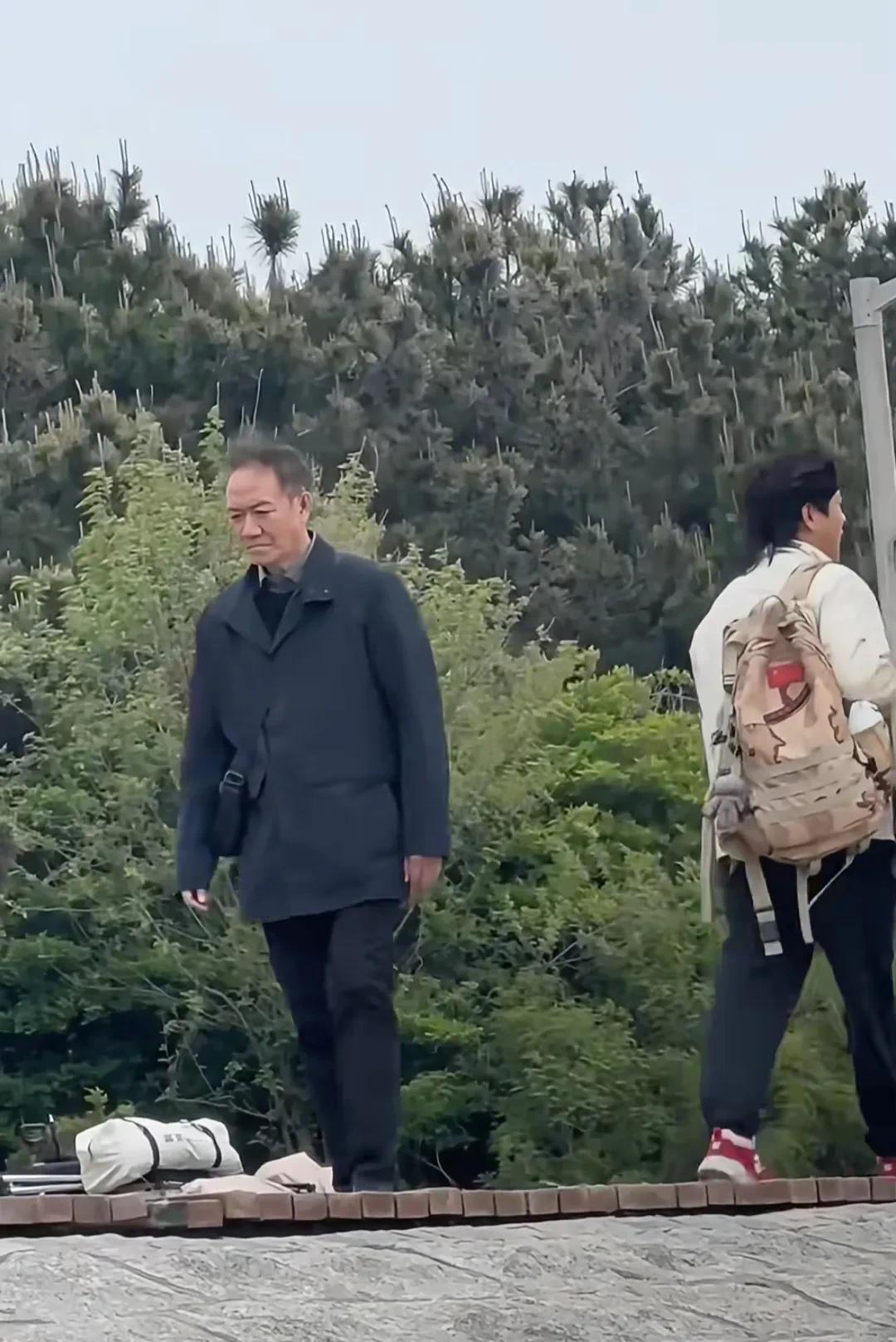 男子旅游偶遇“李云龙”扮演者。旅游竟能偶遇“李云龙”！近日，一位男子在旅途中惊喜