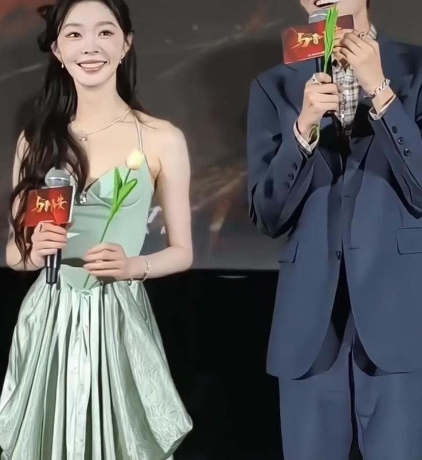 2025年8月21日，宋轶穿着浅绿色露背吊带长裙亮相《与晋长安》超前看片见面会。