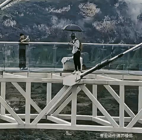 雨伞如果能加强材料，不知能否当降落伞应急～～～