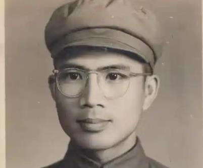1951年，朝鲜战场，一新兵正擦大炮，突然瞅见，美军阵地有顶奇怪的帐篷。他咬牙跺
