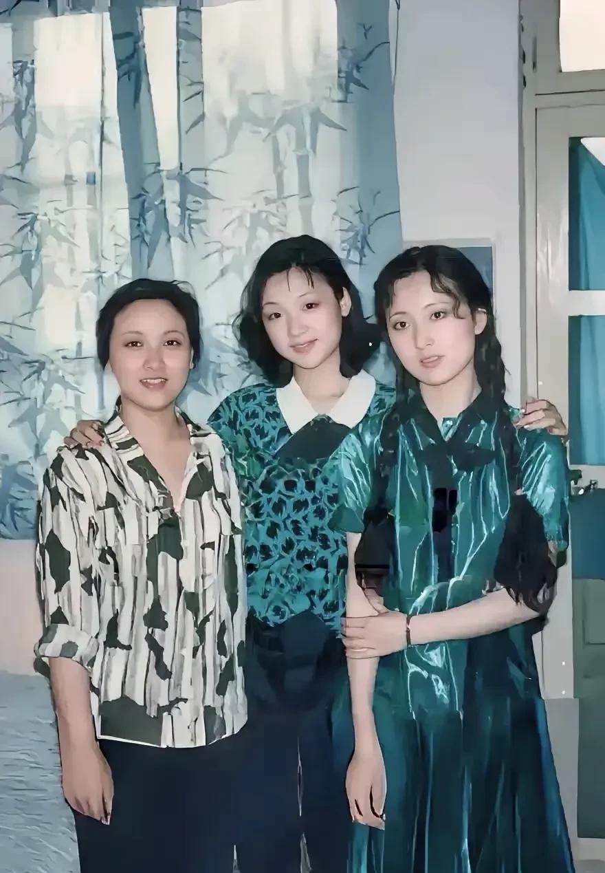80年代，邓婕，张延，陈晓旭的同框留影。镜头下的邓婕身穿花色衬衫，简约随性。张妍