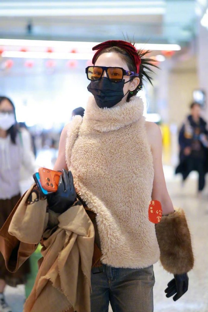 彭小苒零下10度穿无袖
救命，这抗冻能力我跪了！
别人裹成粽子，姐直接美到发光，