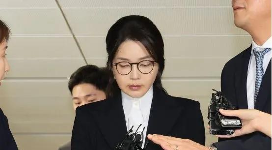 苦不堪言，对尹锡悦的妻子金建希的羁押时间由08月12日一直延长到08月31日。对