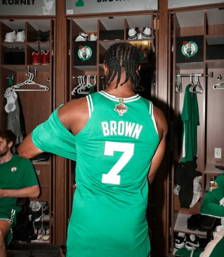 NBA常规赛，凯尔特人138-129击败魔术。
本场比赛，凯尔特人队球员杰伦-布