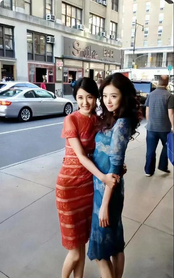 这是曾黎和蒋欣年轻时在街头的一张合照，两个都是大美人，真是惊艳了时光。
客观的讲