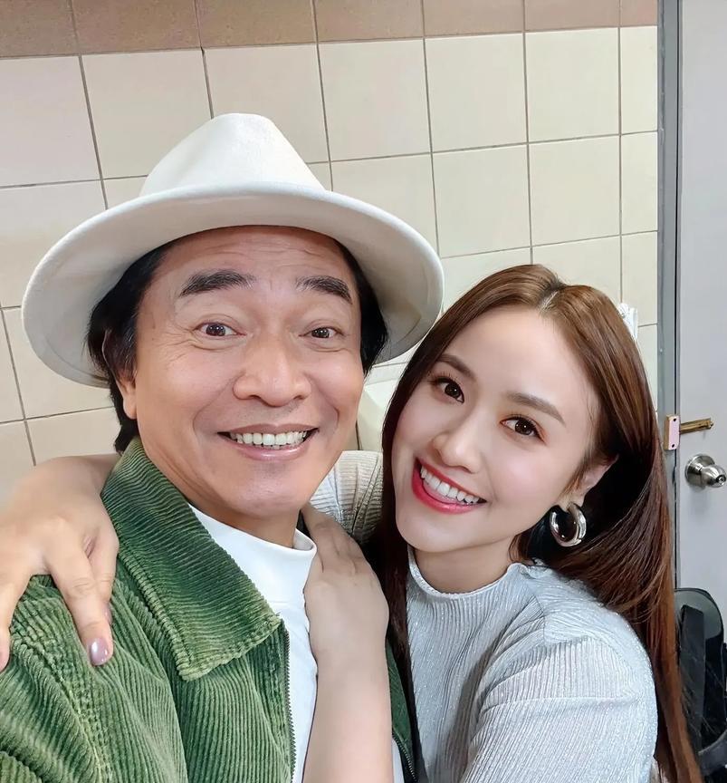 小艾斯现在后悔的后牙槽都咬烂了，
原以为找吴珊儒代班，不出名好拿捏！
最重要是万