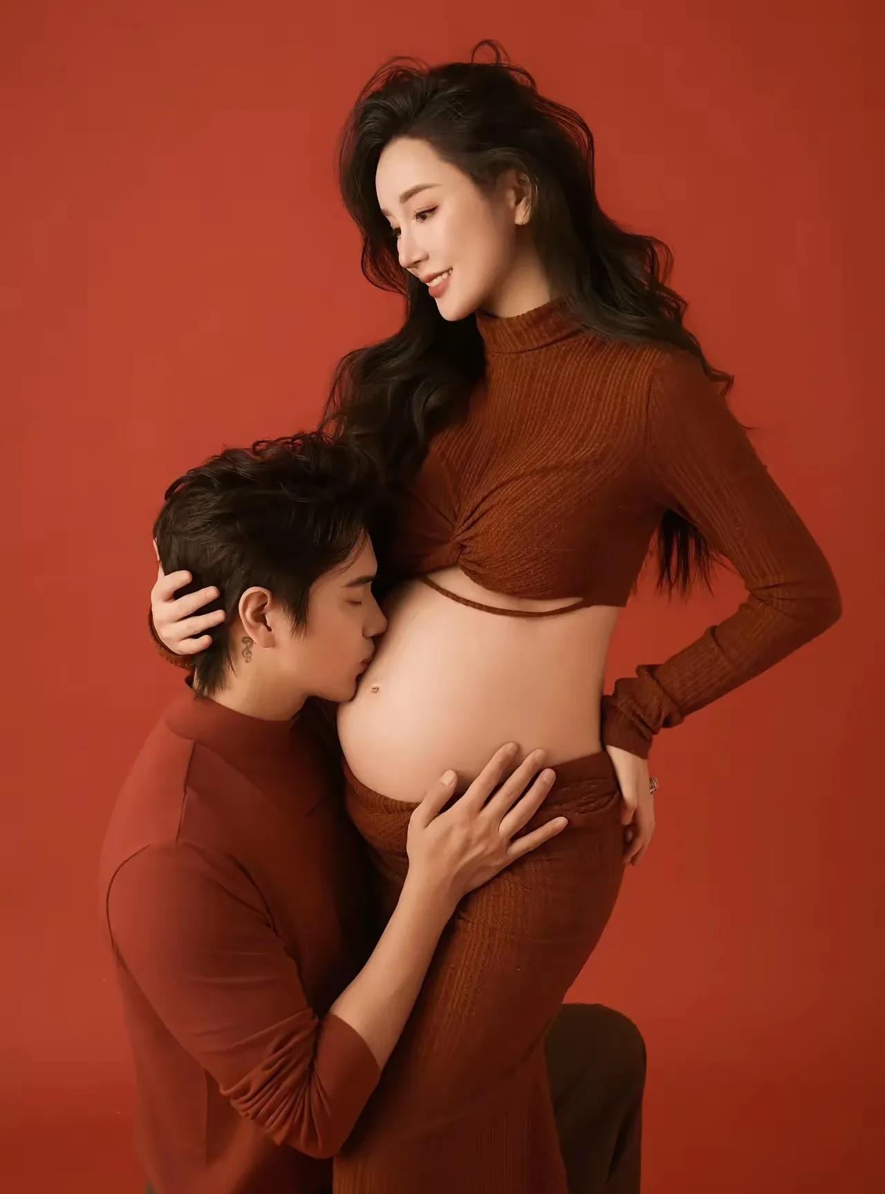 张檬和小五的这张照片，让我想到了黄晓明和baby，我的天啊，一模一样。
不明白明