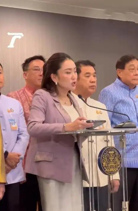 还是佩通坦敢说。据泰国媒体报道：佩通坦对记者表示：泰国和柬埔寨发生军事冲突的根本