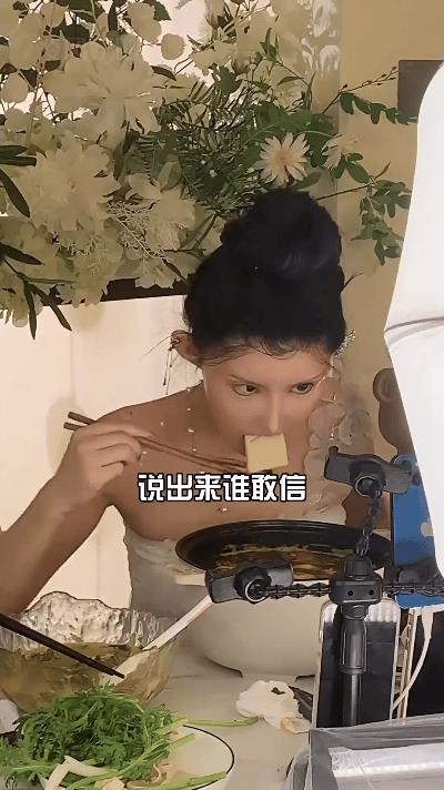 108刀整成芭比娃娃？中国第一网红10年后现状惊呆全网！  
刷到凌风娱咖的考古