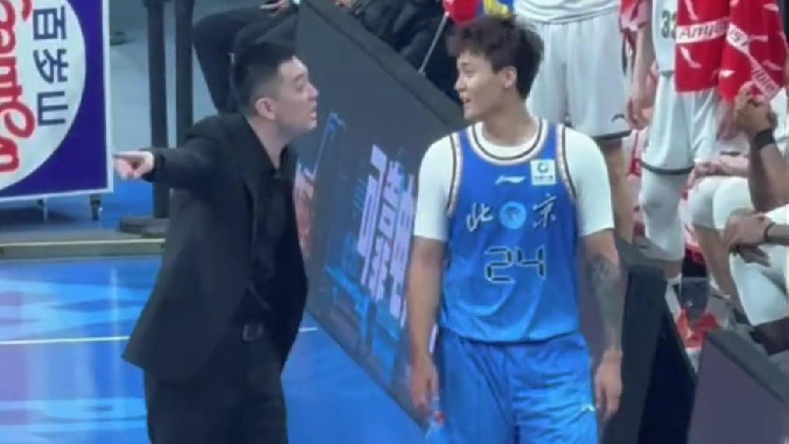 笑喷！杨鸣拉着赵睿吐槽雷蒙假摔，赵睿战术性点头意识到不对尴尬一笑