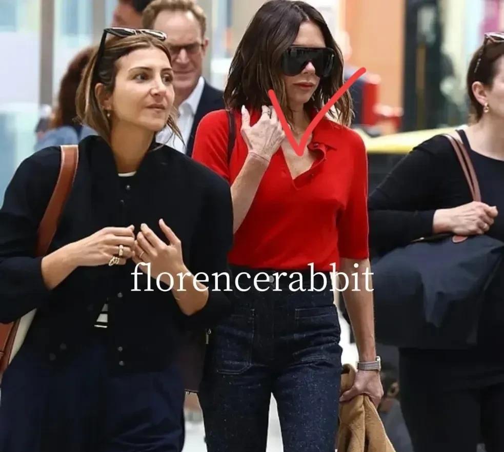 51岁的贝克汉姆夫人现身巴黎。她身穿自己品牌的套装，一件时髦的红色上装和靛蓝高腰