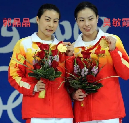 2012年，郭晶晶和霍启刚大婚，师妹吴敏霞做伴娘，郭晶晶有意撮合小叔子霍启山和师