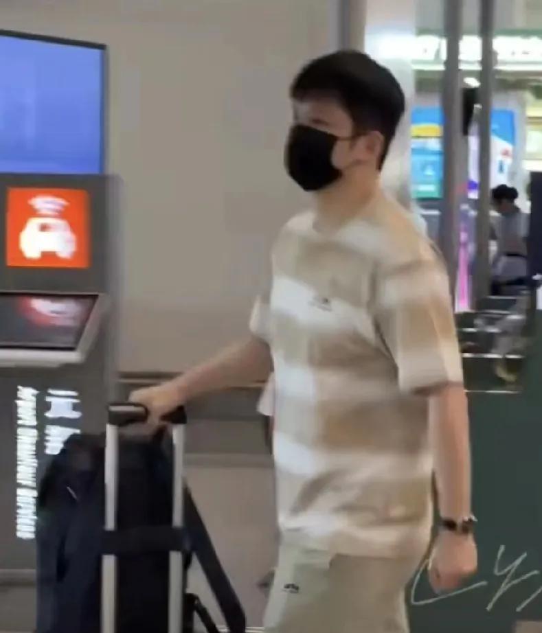 看见今天樊振东已经到达厦门备战乒超第二阶段，看着樊振东走路这气场，想到前几天闫安