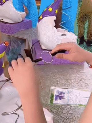 小姐姐挑战铁环游戏，看上去很困难，实际上一点都不简单呢！别看它仅有短短几十厘米，