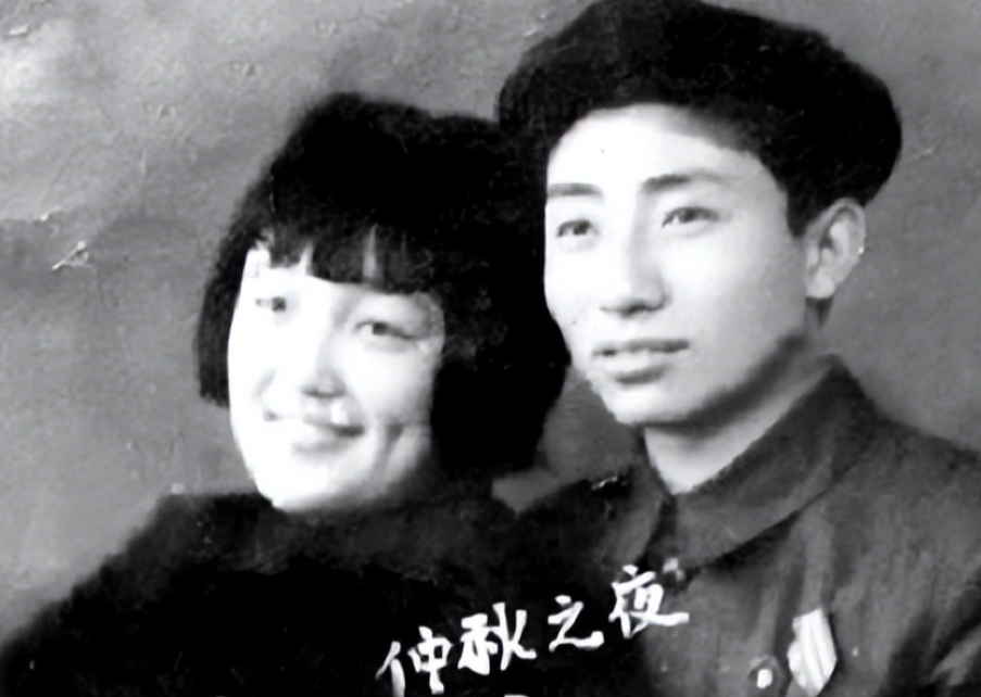1950年9月，工程兵战士姜士民即将奔赴朝鲜战场。出发前几天，女友拦着他大哭：“